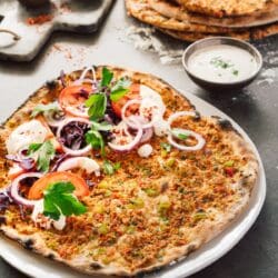 Rezept für Lahmacun. Gelernt vom Pide- und Lahmacun-Meister. Hier haben wir nun unser eigenes Rezept für euch. Ganz easy vorbereitet und im Pizzaofen gebacken.