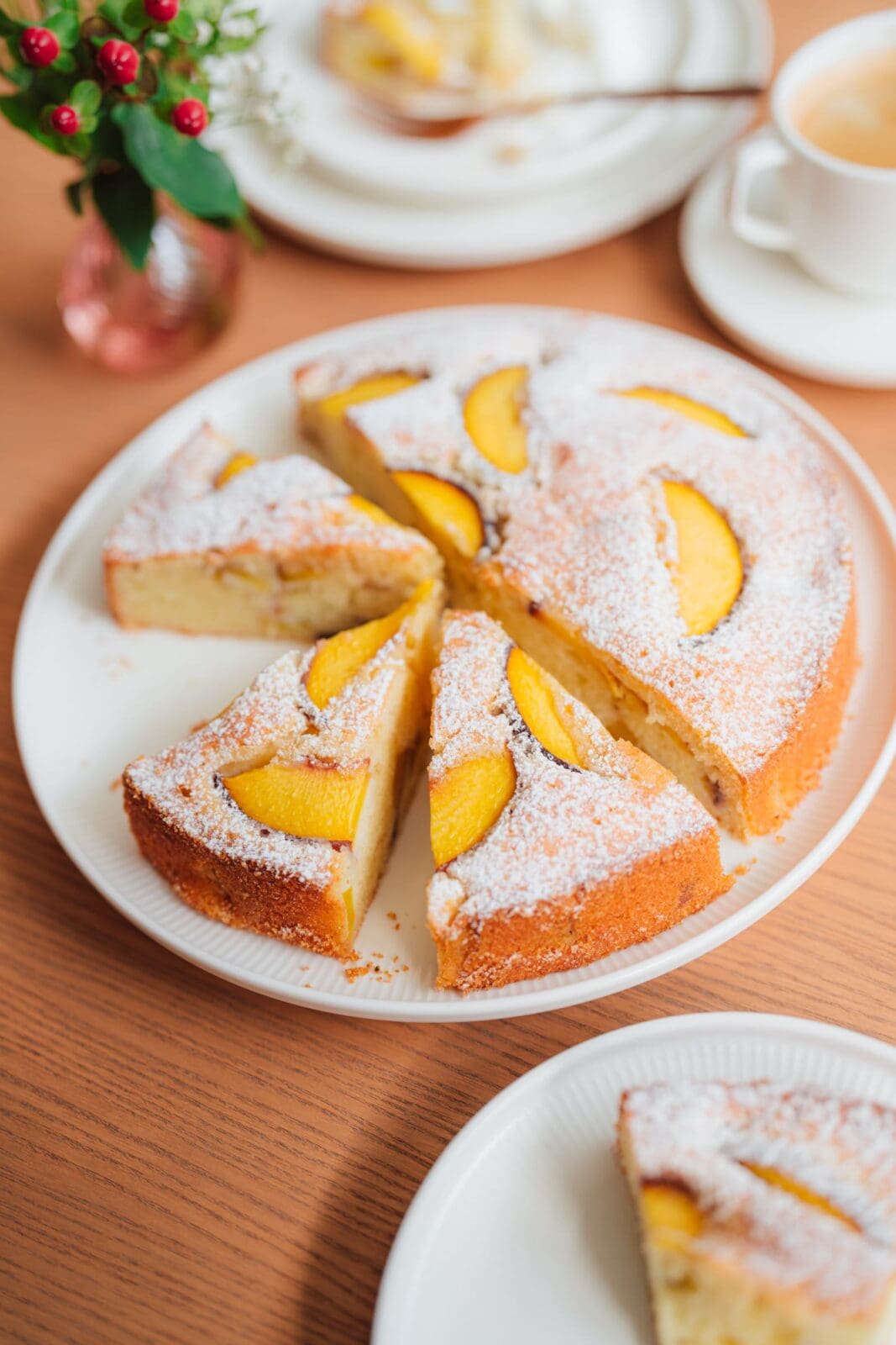 Pfirsischkuchen 2 | Wir sind so froh, euch in diesem Jahr noch mit einem neuen Pfirsich-Rezept überraschen zu können. Saftiger Pfirsichkuchen mit Tonkabohne ist uns ganz spontan eingefallen. Eigentlich haben wir als Basis des Rührteiges einen alten Klassiker von Oma Lore eingesetzt und ein wenig verfeinert. Saurer Sahne und etwas Tonkabohne hat schon gereicht um Omas Rührkuchen noch saftiger mit dem besonderen Aroma zu machen. Lea war so lieb und hat mich videografisch bei der Umsetzung des Rezeptes und Sascha beim Shooting tatkräftig unterstützt. Habt ihr in dieser Pfirsich-Saison auch schon einen Kuchen mit dem leckeren Obst gebacken? Dann sollet ihr nun ganz fix ran.