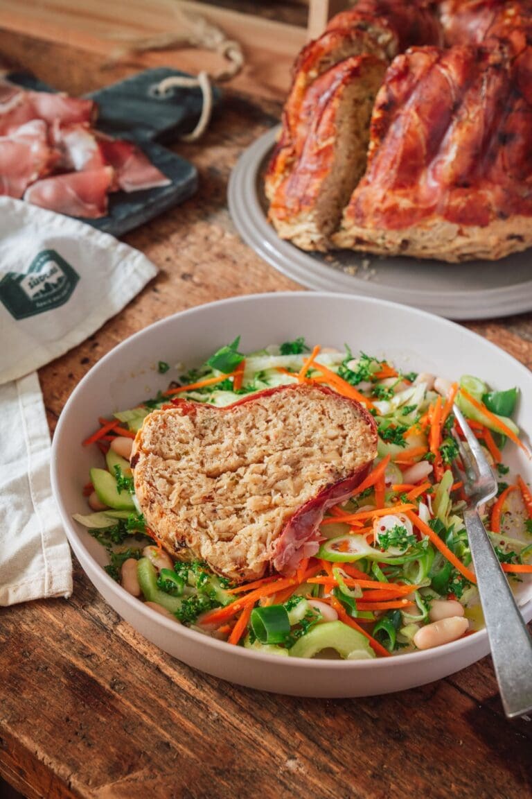 Sauerkraut Guglhupf im Speckmantel