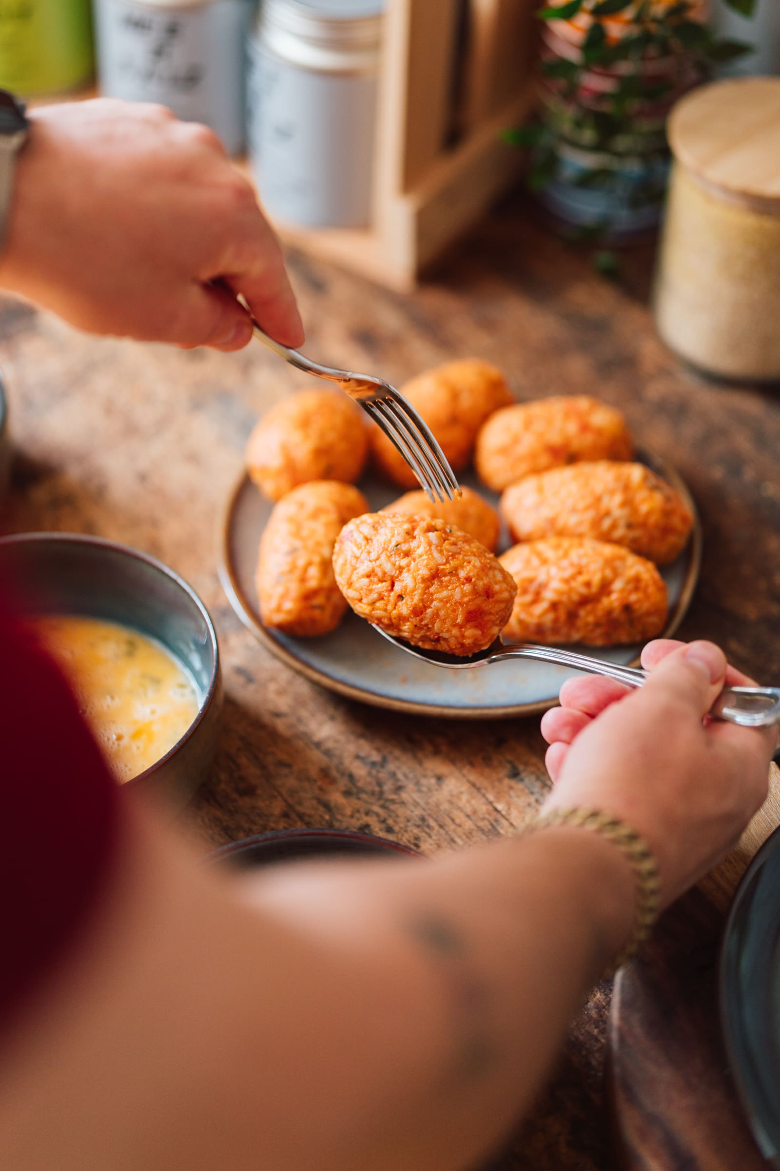 Rezept für Suppli. Die Reisbällchen kennen wir von unserem ersten Besuch in Rom und sind begeistert von dem Streetfood-Klassiker zum Aperitivo.