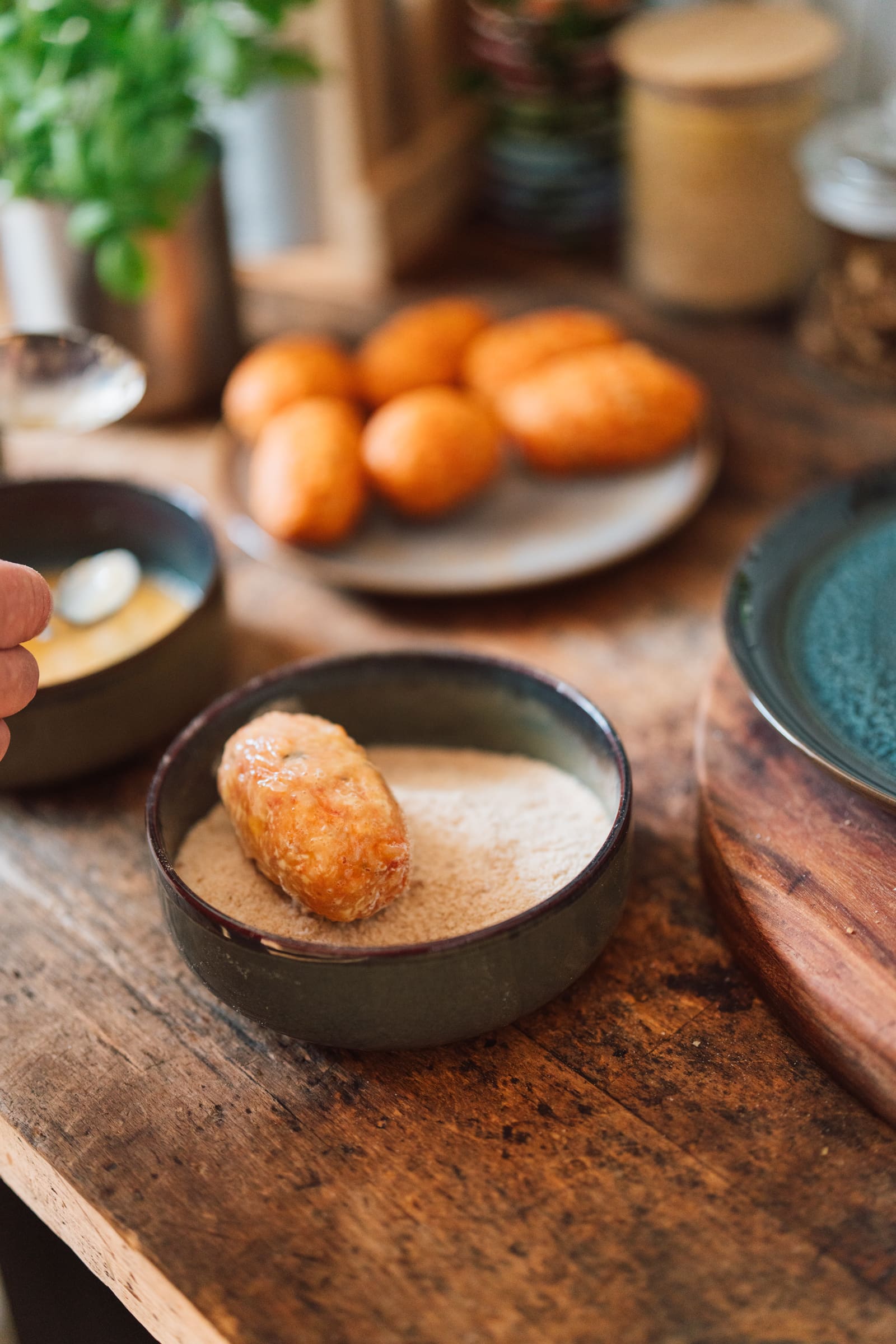 Rezept für Suppli. Die Reisbällchen kennen wir von unserem ersten Besuch in Rom und sind begeistert von dem Streetfood-Klassiker zum Aperitivo.