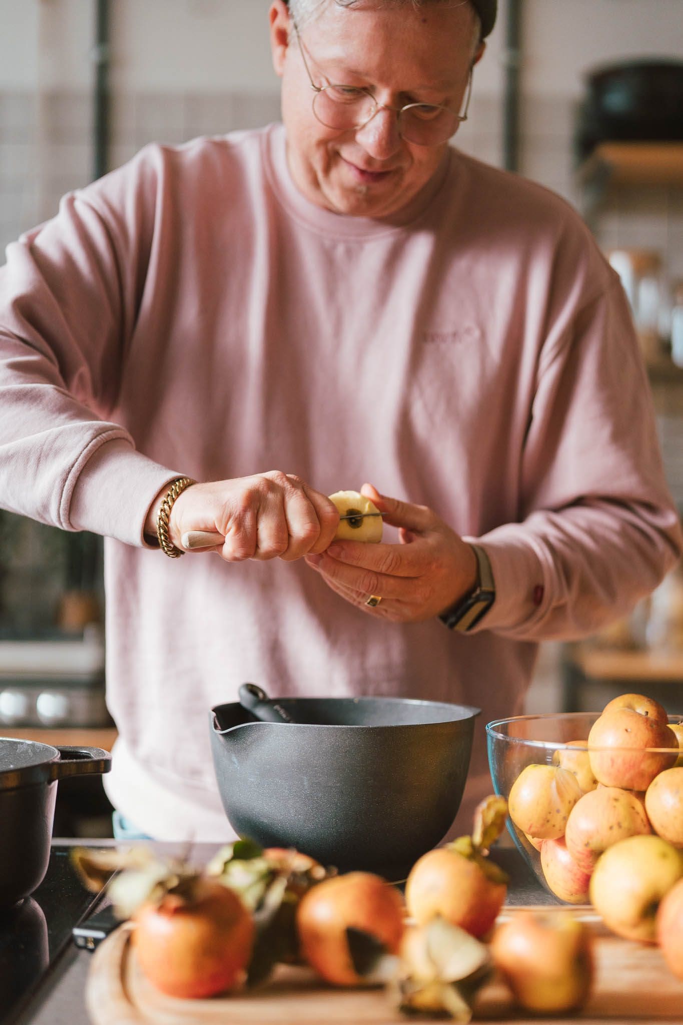 Apfelkompott Oma Lore 2 | Geht es euch auch manchmal so? Ihr habt einen Heißhunger auf etwas Süßes, habt aber entweder nichts zu Hause, das als fixer Snack herhalten kann oder ihr möchtet einfach keinen zu süßen Schokoriegel futtern? Bei uns hilft dann immer wieder ein Gläschen mit Apfelkompott. Und natürlich kann man sich genügend Gläser davon aus dem Supermarkt ins Kämmerchen stellen, aber ein selbstgemachtes Apfelkompott ist doch noch einmal etwas ganz anderes. Apfelkompott vom eigenen Apfelbaum toppt das Ganze dann nochmal. Wie einfach es ist, Oma Lores Apfelkompott zu kochen, das zeigen wir euch jetzt.