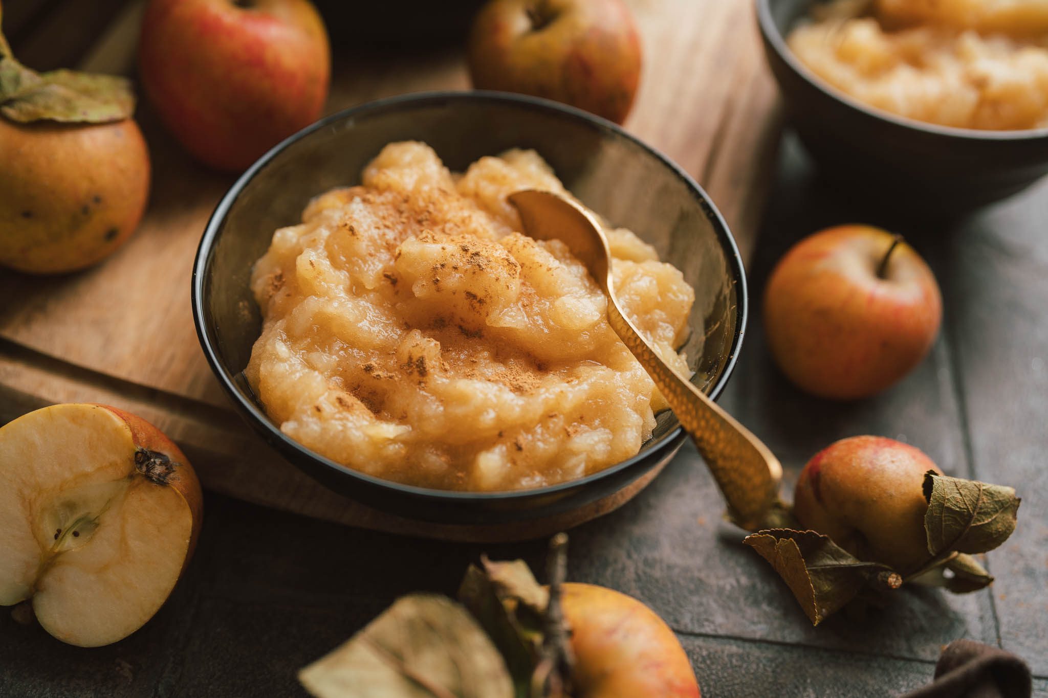 Apfelkompott Oma Lore 6 | Geht es euch auch manchmal so? Ihr habt einen Heißhunger auf etwas Süßes, habt aber entweder nichts zu Hause, das als fixer Snack herhalten kann oder ihr möchtet einfach keinen zu süßen Schokoriegel futtern? Bei uns hilft dann immer wieder ein Gläschen mit Apfelkompott. Und natürlich kann man sich genügend Gläser davon aus dem Supermarkt ins Kämmerchen stellen, aber ein selbstgemachtes Apfelkompott ist doch noch einmal etwas ganz anderes. Apfelkompott vom eigenen Apfelbaum toppt das Ganze dann nochmal. Wie einfach es ist, Oma Lores Apfelkompott zu kochen, das zeigen wir euch jetzt.