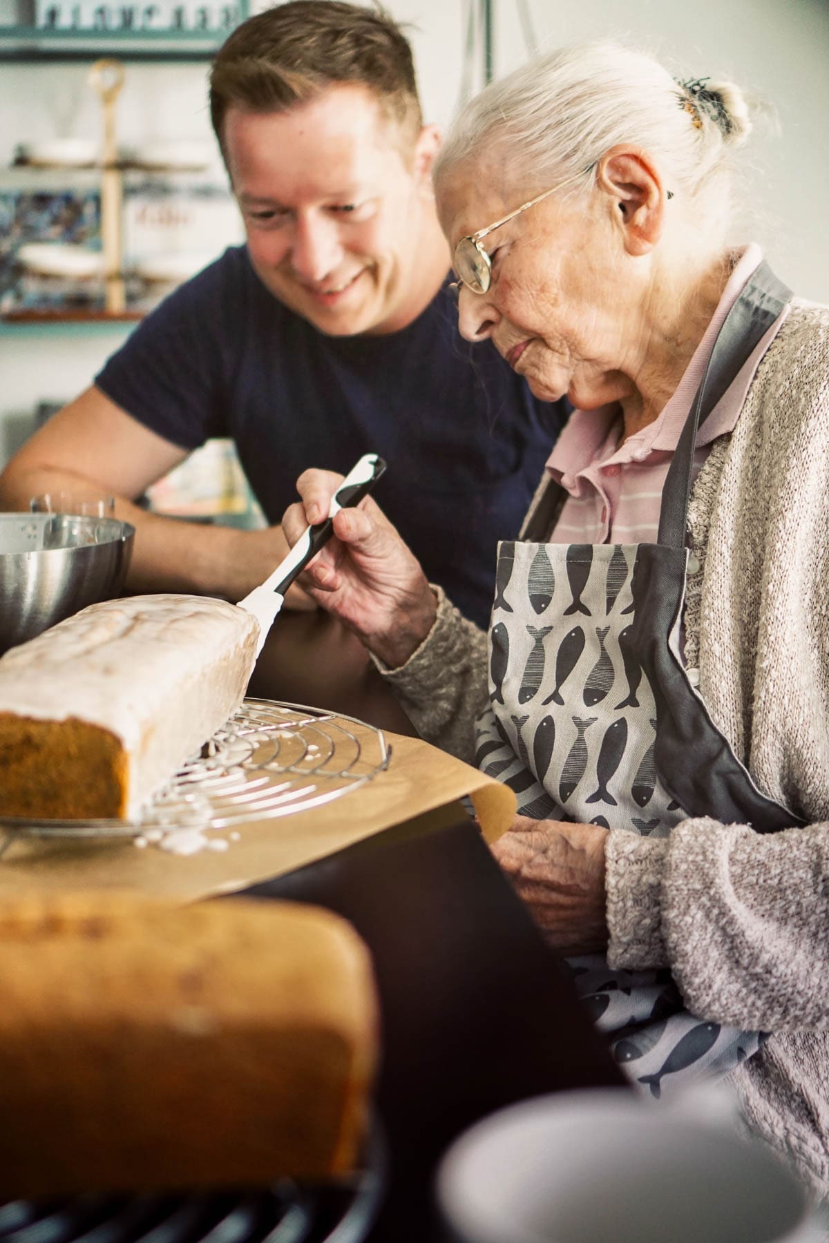 Oma Lores Nusskuchen2025 1 2 | Manche Rezepte schmecken nach Zuhause. Bei uns sind das die von Oma Lore – aufgeschrieben an einem Küchentisch im Oberberg, weitergegeben über Generationen und inzwischen unzählige Male von uns nachgekocht. Hühnersuppe, wenn die Nase läuft. Rinderrouladen am Sonntag. Nusskuchen, einfach weil.