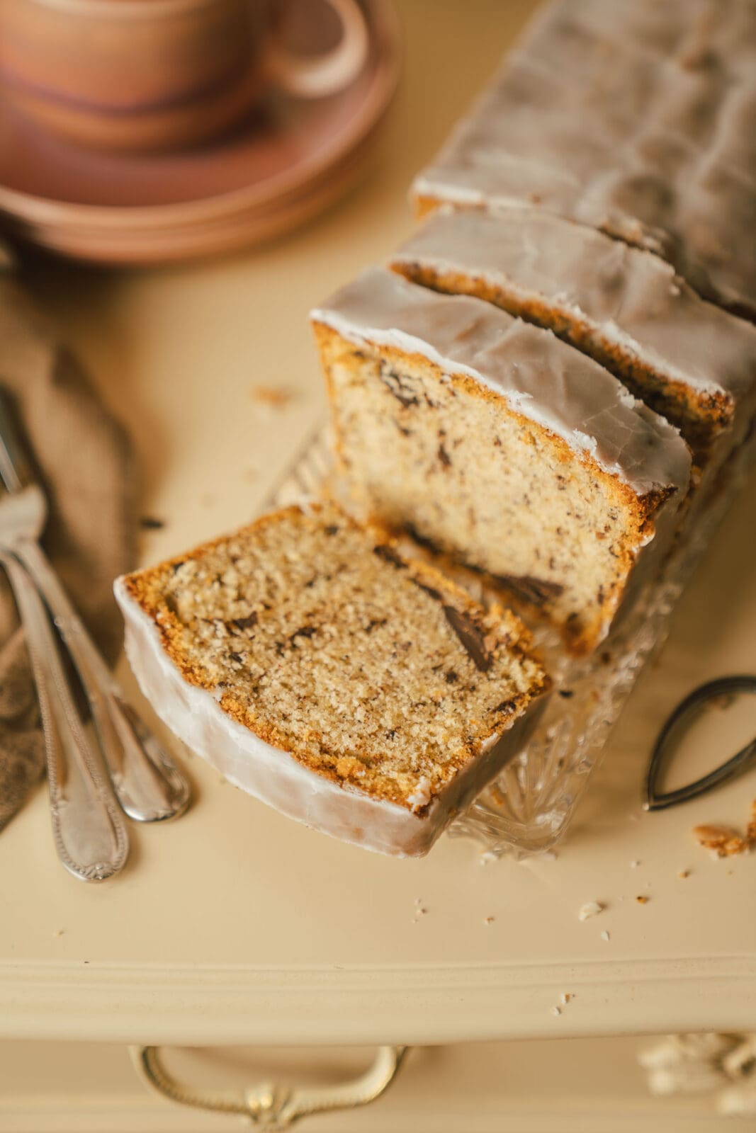 Oma Lores Nusskuchen2025 3 | Oma Lores Nusskuchen – wahrscheinlich DER Signature Cake von Oma Lore. Es gibt so viele Familienrezepte, die sie früher und wir jetzt an ihrer Stelle nach backen oder kochen. Aber ich bin mir sicher, dass Oma Lores Nusskuchen das Rezept ist, das sie in ihrem Lebe am häufigsten zubereitet hat. Dieser Nusskuchen ist nicht nur unglaublich schokoladig, sondern auch so fluffig und gleichzeitig richtig saftig. Und genau diese Kombination macht ihren Nusskuchen so besonders! Ihr fragt euch, warum er so einzigartig ist? Das verraten wir euch gerne!