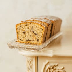 Oma Lores Nusskuchen2025 9 | Oma Lores Nusskuchen – wahrscheinlich DER Signature Cake von Oma Lore. Es gibt so viele Familienrezepte, die sie früher und wir jetzt an ihrer Stelle nach backen oder kochen. Aber ich bin mir sicher, dass Oma Lores Nusskuchen das Rezept ist, das sie in ihrem Lebe am häufigsten zubereitet hat. Dieser Nusskuchen ist nicht nur unglaublich schokoladig, sondern auch so fluffig und gleichzeitig richtig saftig. Und genau diese Kombination macht ihren Nusskuchen so besonders! Ihr fragt euch, warum er so einzigartig ist? Das verraten wir euch gerne!