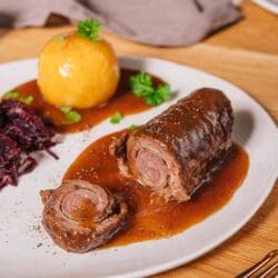 Rinderroulade Oma Lore 11 | Unser Oma Lore Gedächtnismonat Oktober geht weiter, und wie versprochen, haben wir ein paar ihrer alten Rezepte hervorgeholt – darunter auch eines ihrer absoluten Klassiker: Oma Lores Rinderrouladen. Bei uns zu Hause sind Oma Lores Rinderrouladen eine echte Tradition, aber es gab sie niemals unter der Woche. Dieses Gericht wurde immer nur an Sonn- oder Feiertagen auf den Tisch gebracht. Der Duft von Oma Lores Rinderrouladen durchzog das ganze Haus, und wenn ich von der Sonntagsschule nach Hause kam, wusste ich sofort, was es heute geben würde. Sobald ich die Tür öffnete, war klar: Es gibt Oma Lores Rinderrouladen mit fluffigen Kartoffelknödeln und reichlich Soße. Denn ohne Soße wären Oma Lores Rinderrouladen einfach nicht das Gleiche.