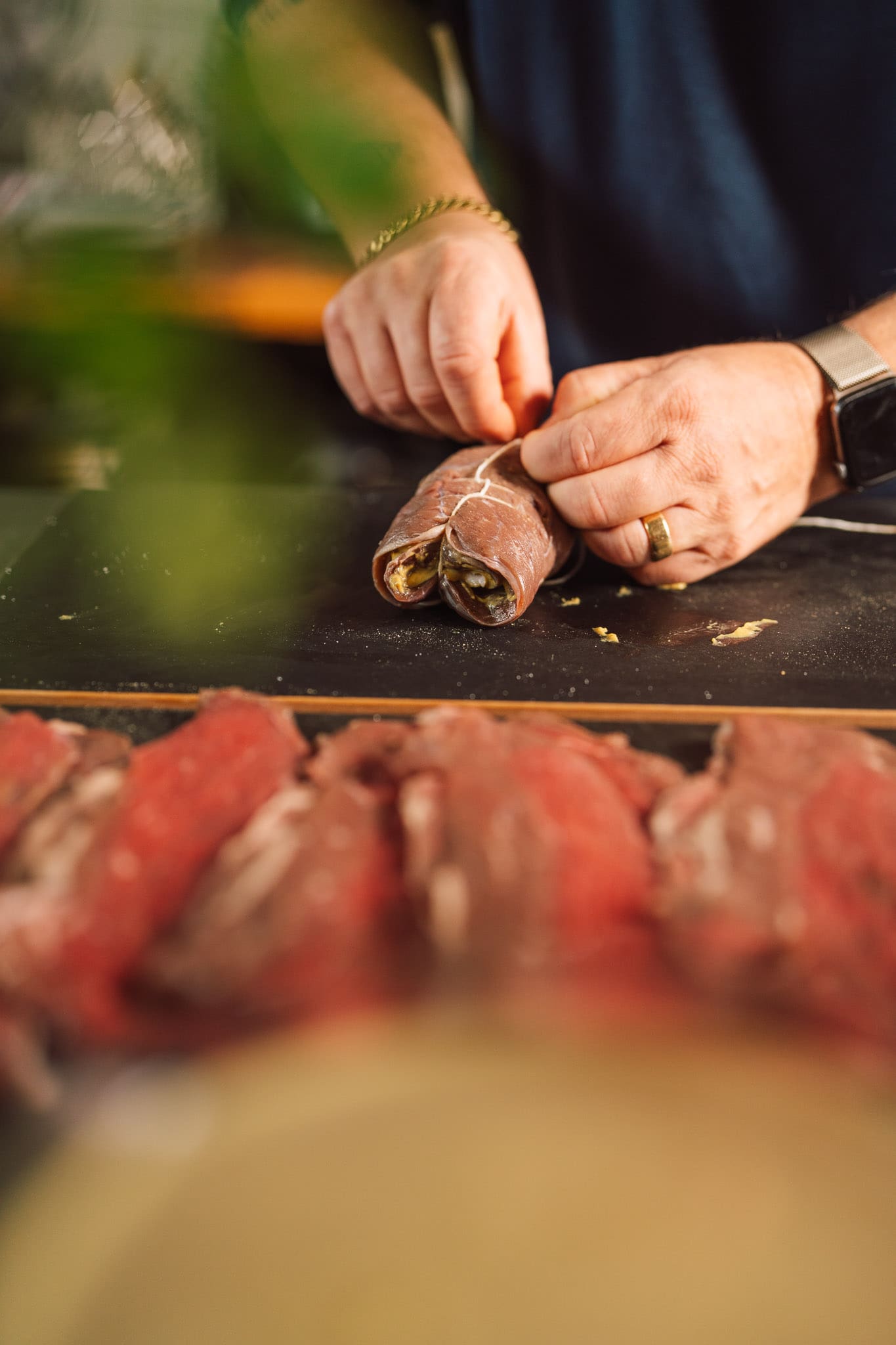 Rezept für Oma Lores Rinderrouladen. Die Vorbereitung ist easy gemacht, das Schmoren geht fast von alleine. Unser absolutes Wohlfühlgericht.