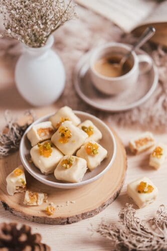 Rezept für Aprikosen-Mandel-Konfekt. Eine schöne Idee als euer Geschenk aus der Küche. Oder einfach nur als süßer Snack für jede Gelegenheit.