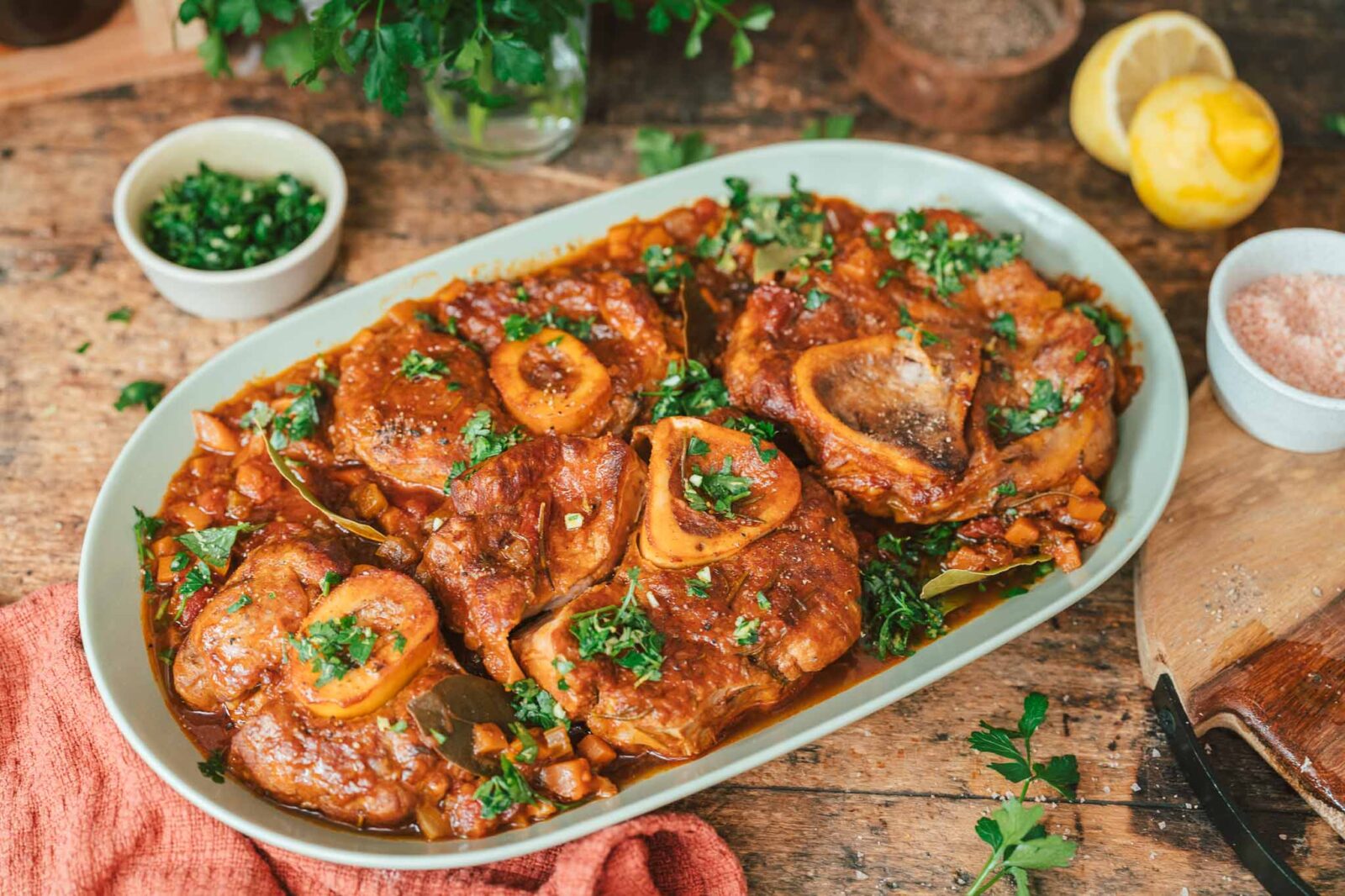 Ossobuco alla Milanese mit Gremolata auf einer Servierplatte