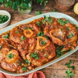 Rezept für Ossobuco alla Milanese. Unser festlicher Weihnachts-Hauptgang in diesem Jahr. Ein Schmorgericht, wie wir es mögen. Italien pur!