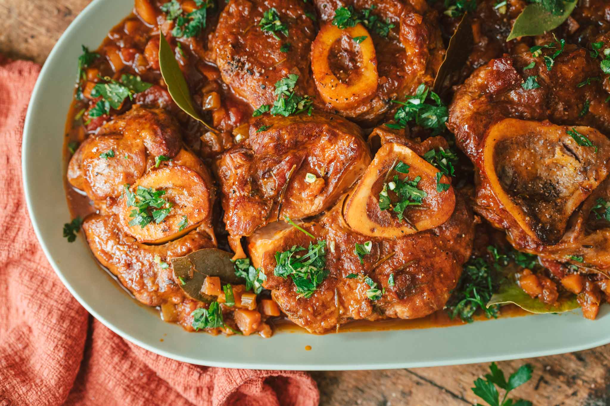 Rezept für Ossobuco alla Milanese. Unser festlicher Weihnachts-Hauptgang in diesem Jahr. Ein Schmorgericht, wie wir es mögen. Italien pur!