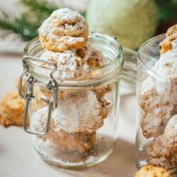 Rezept für schnelle Weihnachtsplätzchen. Der Teig ist im Handumdrehen zusammengerührt und die Plätzchen blitzschnell gebacken und bereit.