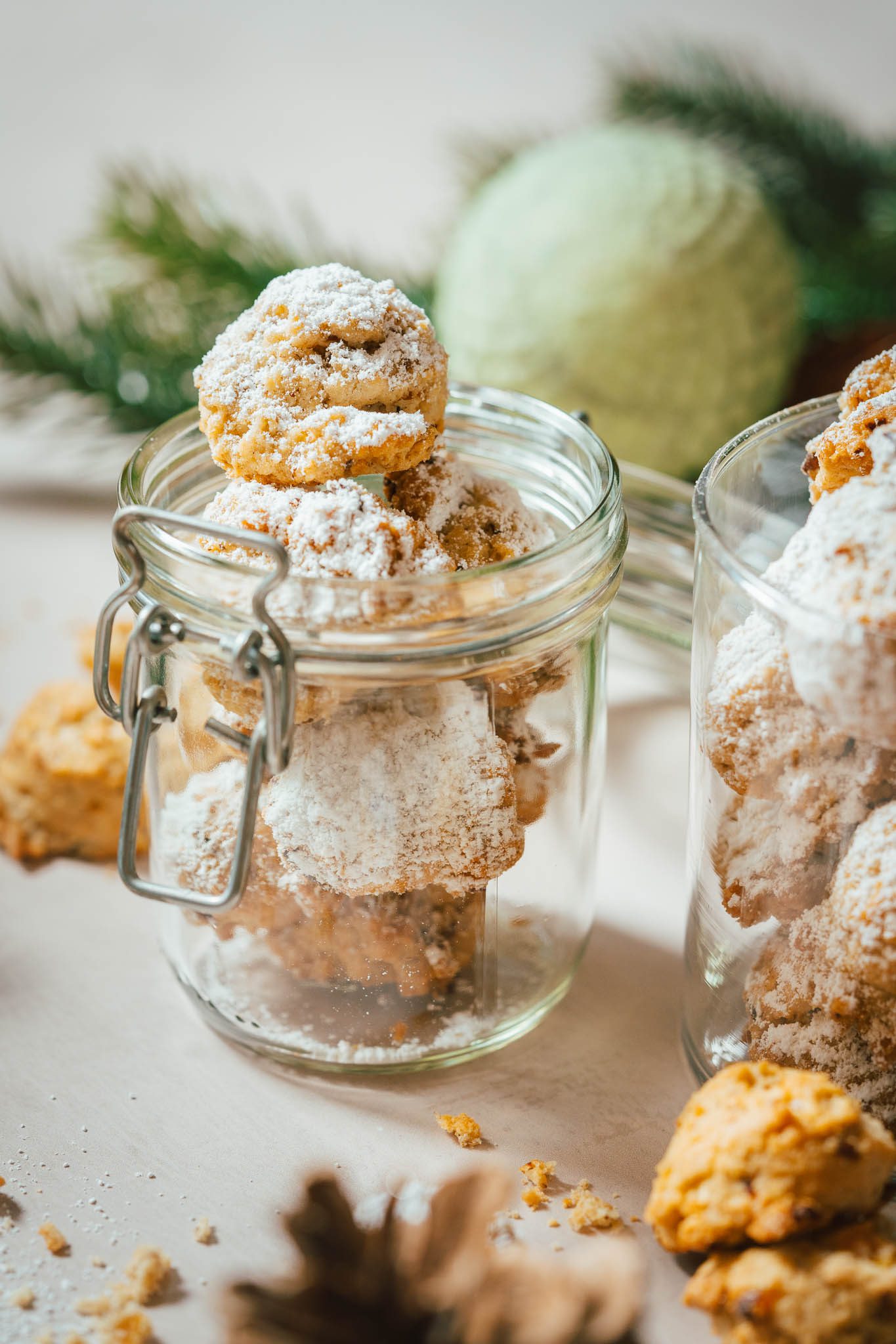 Rezept für schnelle Weihnachtsplätzchen. Der Teig ist im Handumdrehen zusammengerührt und die Plätzchen blitzschnell gebacken und bereit.