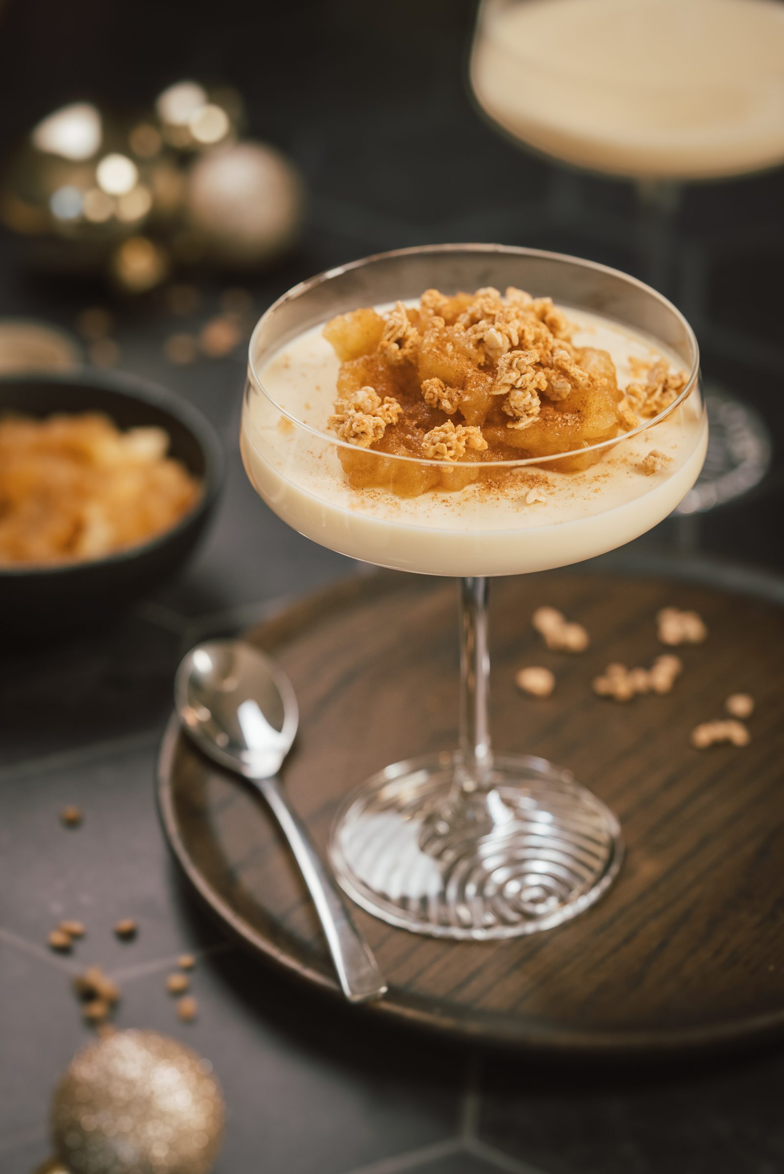 Apfel Zimt Panna Cotta Zwiesel Glas 1 | Die Weihnachtszeit ohne die richtigen Plätzchen? Unvorstellbar! Wir präsentieren unsere 5 liebsten Klassiker, die in keiner Weihnachtsbäckerei fehlen dürfen: von Spritzgebäck bis Lebkuchen – inklusive Rezepttipps!