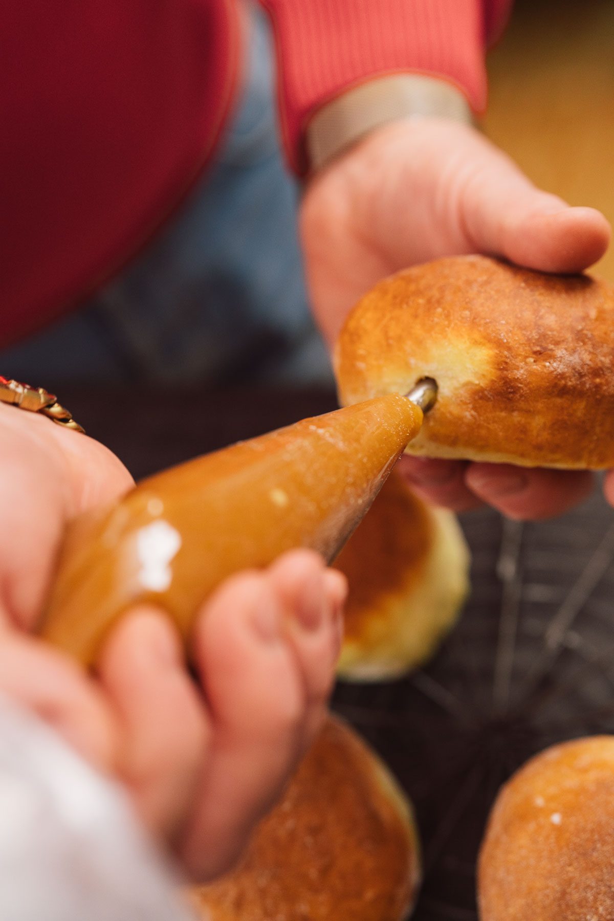 Rezept für Berliner (Krapfen) aus der Heißluftfritteuse. Die fettarme Variante haben wir ausprobiert und gleichzeitig die Apfelfüllung zubereitet.