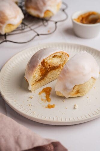 Rezept für Berliner (Krapfen) aus der Heißluftfritteuse. Die fettarme Variante haben wir ausprobiert und gleichzeitig die Apfelfüllung zubereitet.