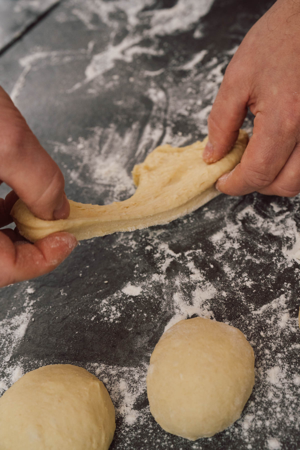 Rezept für Berliner (Krapfen) aus der Heißluftfritteuse. Die fettarme Variante haben wir ausprobiert und gleichzeitig die Apfelfüllung zubereitet.