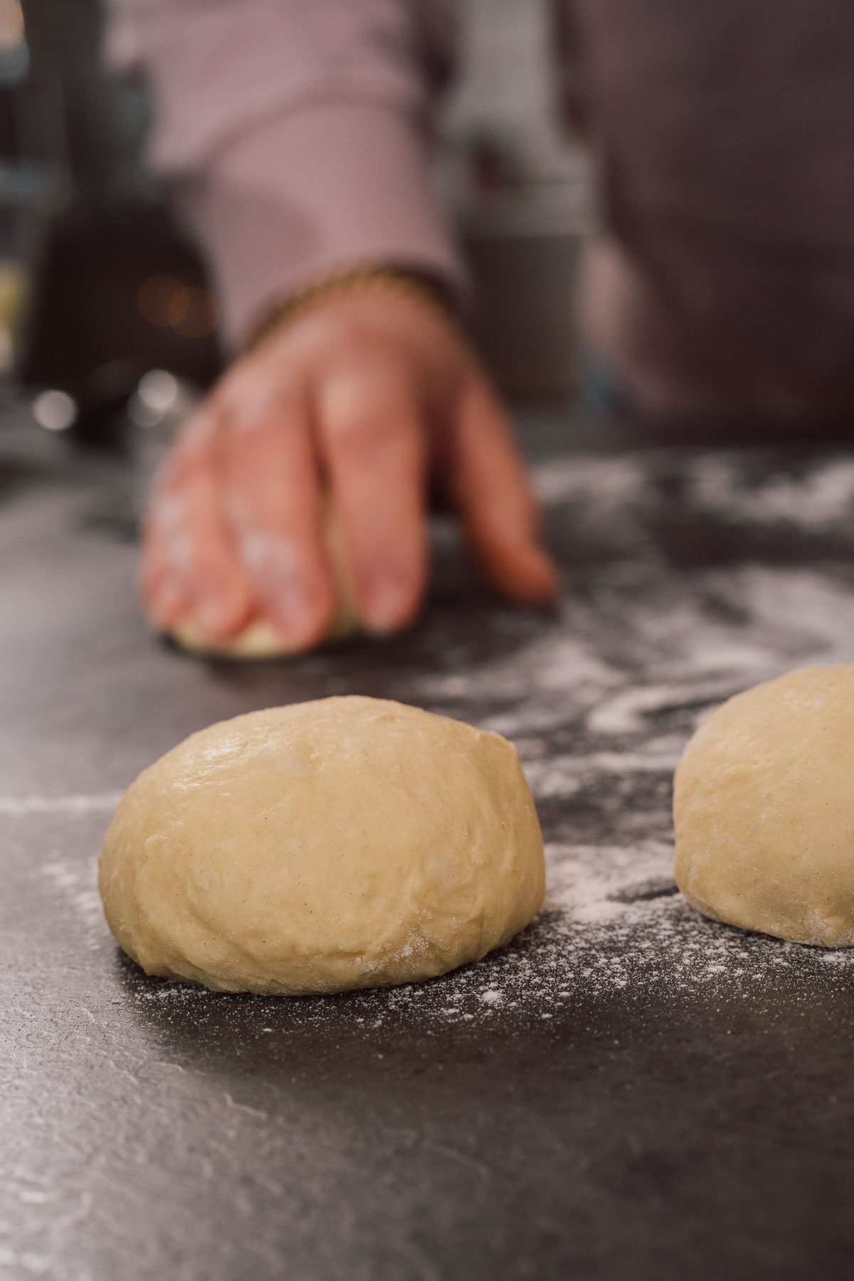 Rezept für Berliner (Krapfen) aus der Heißluftfritteuse. Die fettarme Variante haben wir ausprobiert und gleichzeitig die Apfelfüllung zubereitet.