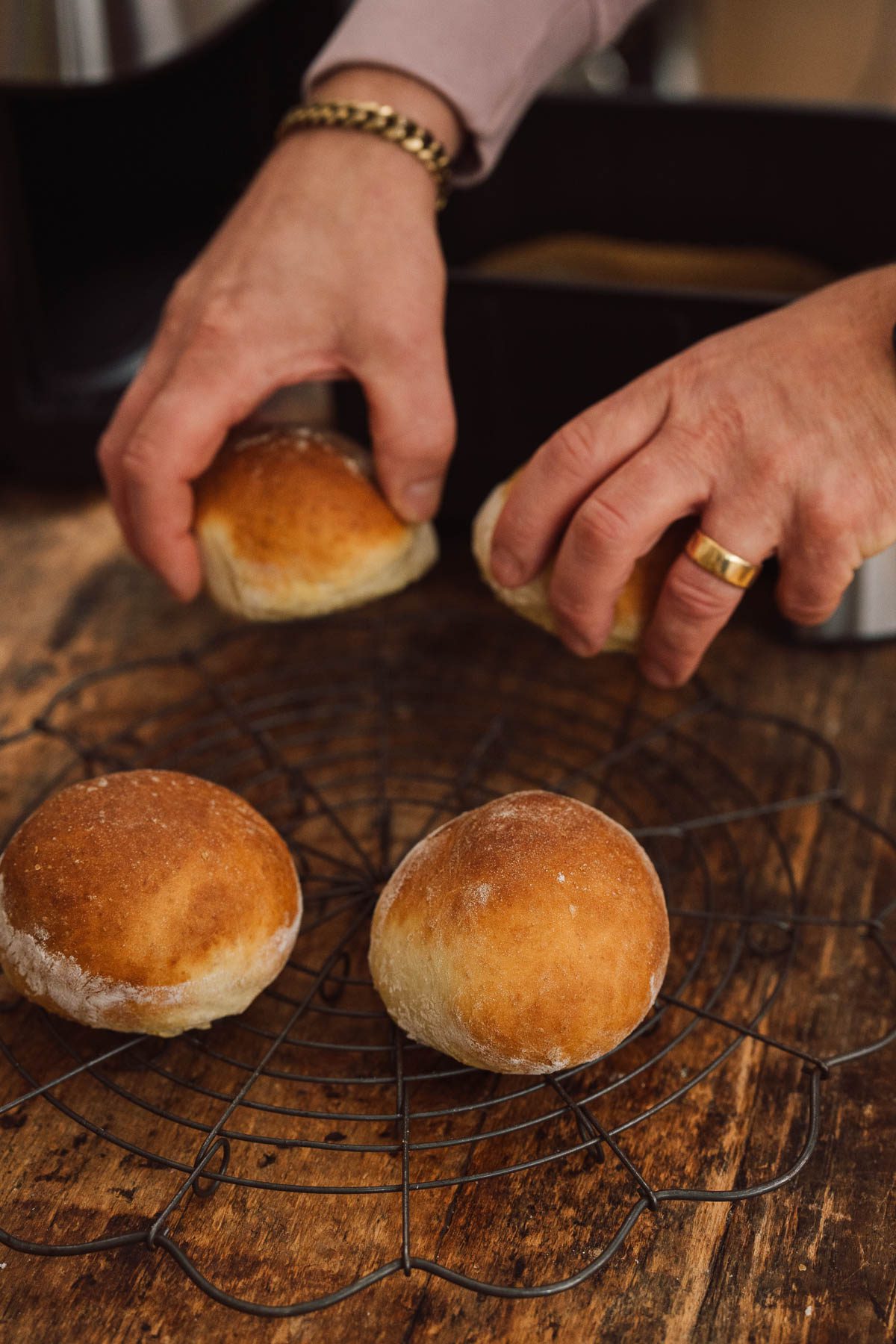 Rezept für Berliner (Krapfen) aus der Heißluftfritteuse. Die fettarme Variante haben wir ausprobiert und gleichzeitig die Apfelfüllung zubereitet.