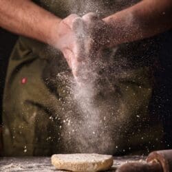 Die besten 5 Last-Minute-Plätzchen-Rezepte für Weihnachten! Schnell, einfach und lecker – von saftigen Nuss-Makronen bis zu fixem Stollen-Gebäck. Perfekt für den Plätzchenteller in letzter Minute.