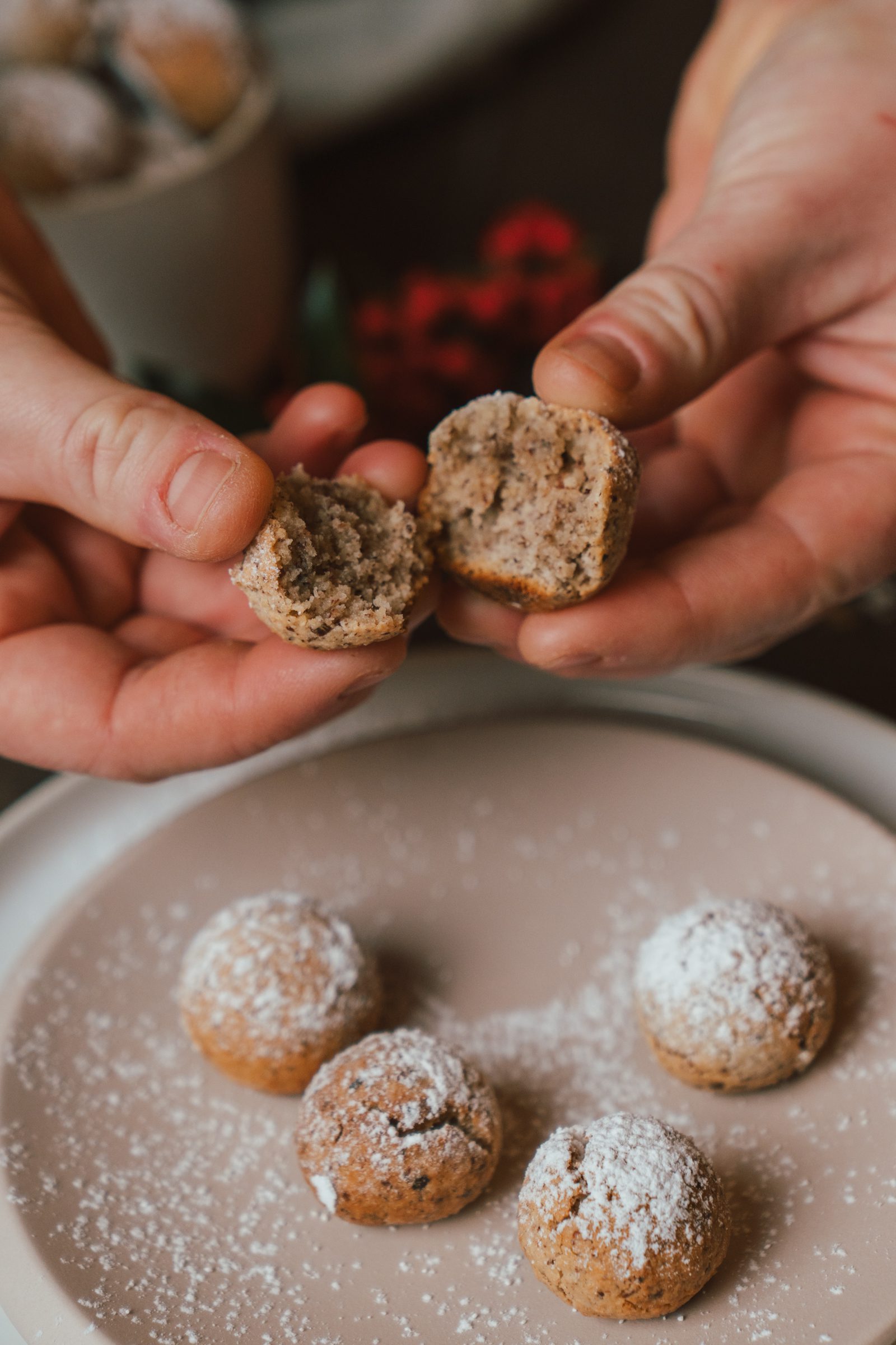 Rezept für saftige Nuss-Makronen-Kugeln. Leas Geheim-Rezept für Makronen, die außen fest und innen ganz zart sind.