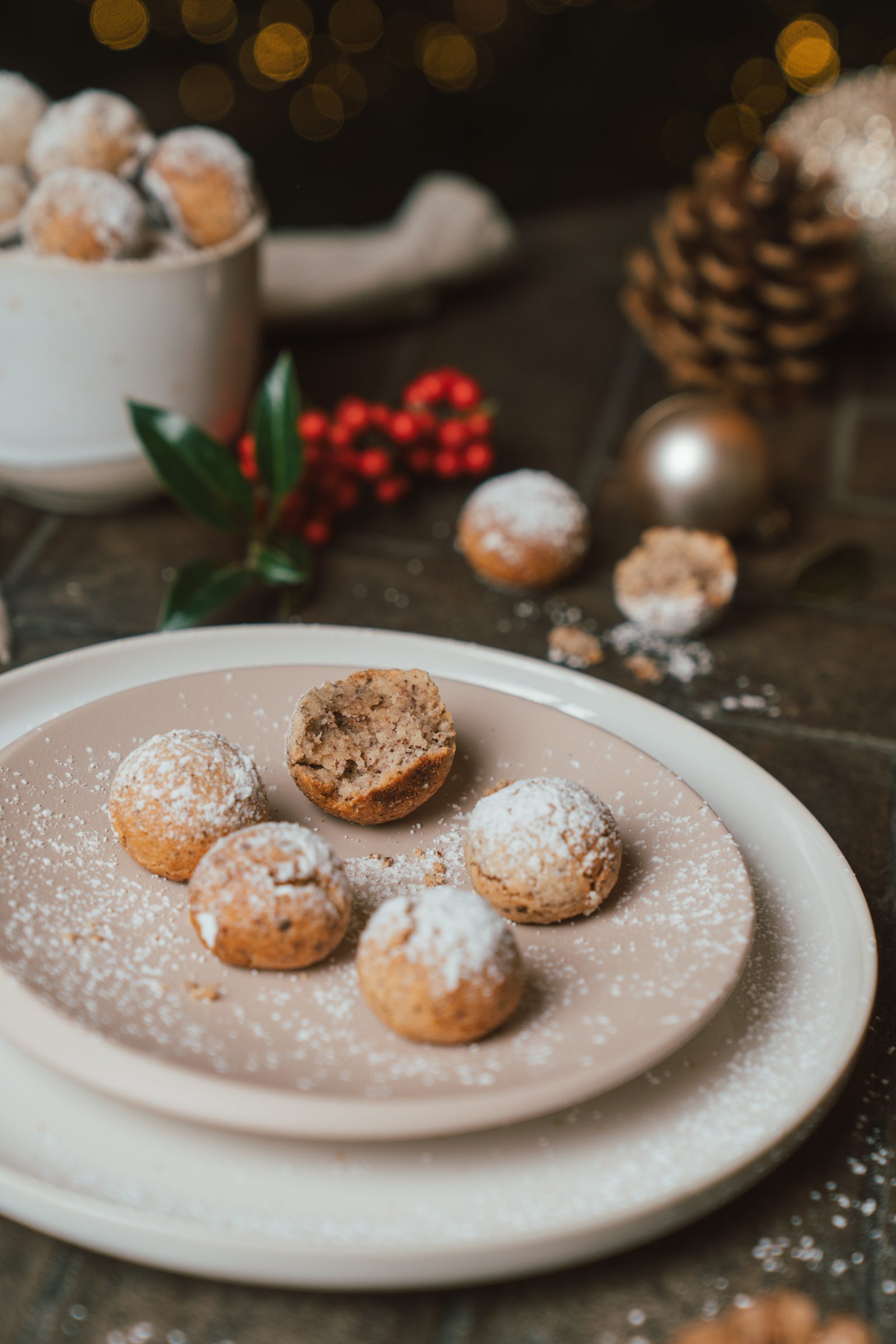 Rezept für saftige Nuss-Makronen-Kugeln. Leas Geheim-Rezept für Makronen, die außen fest und innen ganz zart sind.