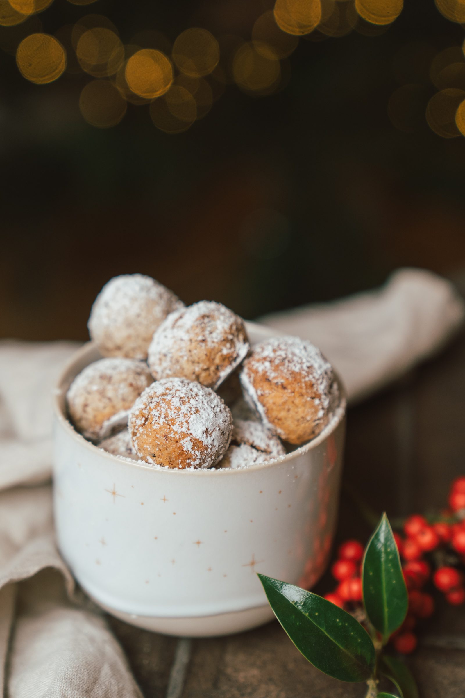 Rezept für saftige Nuss-Makronen-Kugeln. Leas Geheim-Rezept für Makronen, die außen fest und innen ganz zart sind.