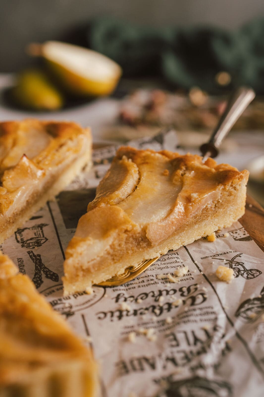 Diese Birnen-Haselnuss-Tarte ist knusprig, nussig und herrlich süß. Perfekt für den Herbst – einfach gemacht und unwiderstehlich lecker! Jetzt nachbacken!