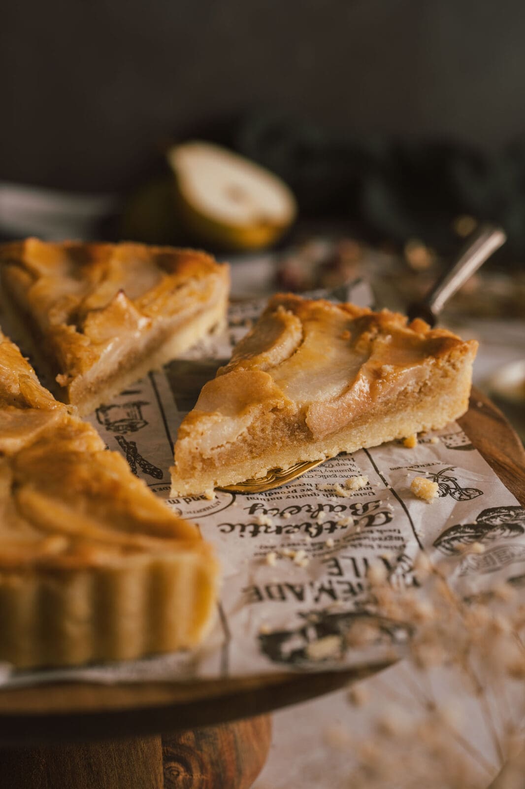 Birnen Haselnuss Tarte 5 | Wir geben es zu: Gebackene Birnen stehen bei uns nicht ganz oben auf der Favoritenliste. Aber zum Glück haben wir im vergangenen Jahr eine Birnen-Haselnuss-Tarte in einer Konditorei ausprobiert – und waren sofort hin und weg! Die Kombination aus süßen, saftigen Birnen, knusprigem Mürbeteig und nussiger Haselnuss-Frangipane hat uns so begeistert, dass wir unser eigenes Rezept entwickelt haben. Und was sollen wir sagen? Diese Birnen-Haselnuss-Tarte ist einfach genau das Richtige für die Kaffeetafel am Sonntag! Oder auch einfach nur so zwischendurch. Wenn ihr also Lust auf eine Tarte habt, die perfekt abgestimmt ist, dann probiert unsere Birnen-Haselnuss-Tarte unbedingt aus.