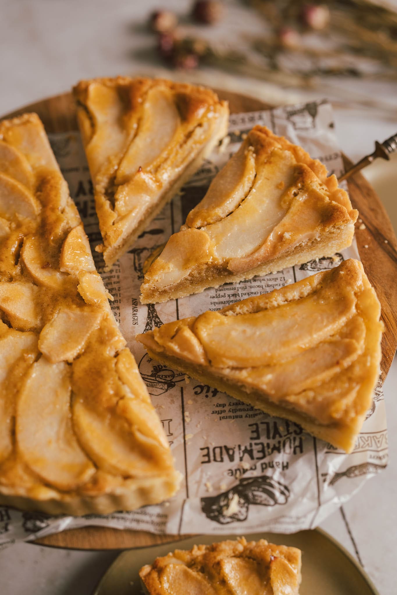 Diese Birnen-Haselnuss-Tarte ist knusprig, nussig und herrlich süß. Perfekt für den Herbst – einfach gemacht und unwiderstehlich lecker! Jetzt nachbacken!