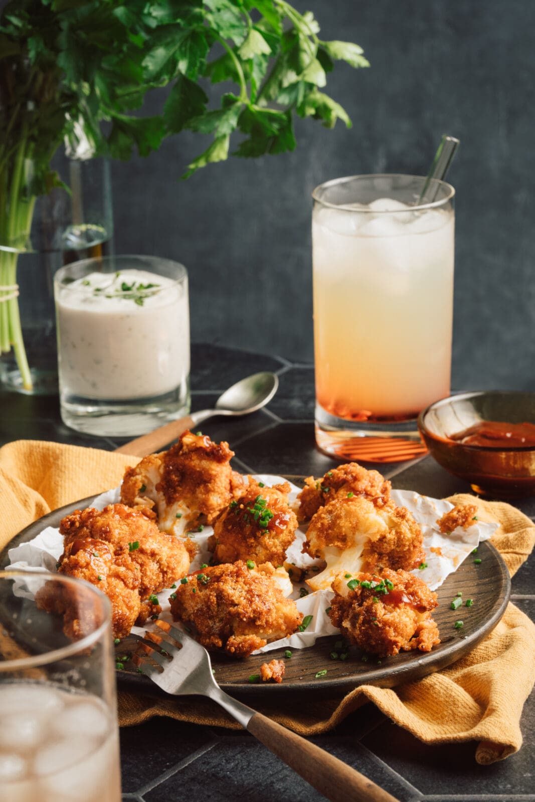 Knusprige Blumenkohl-Wings in BBQ-Sauce: Die vegane Alternative, perfekt für den Veganuary! Einfach zubereitet und unwiderstehlich lecker.