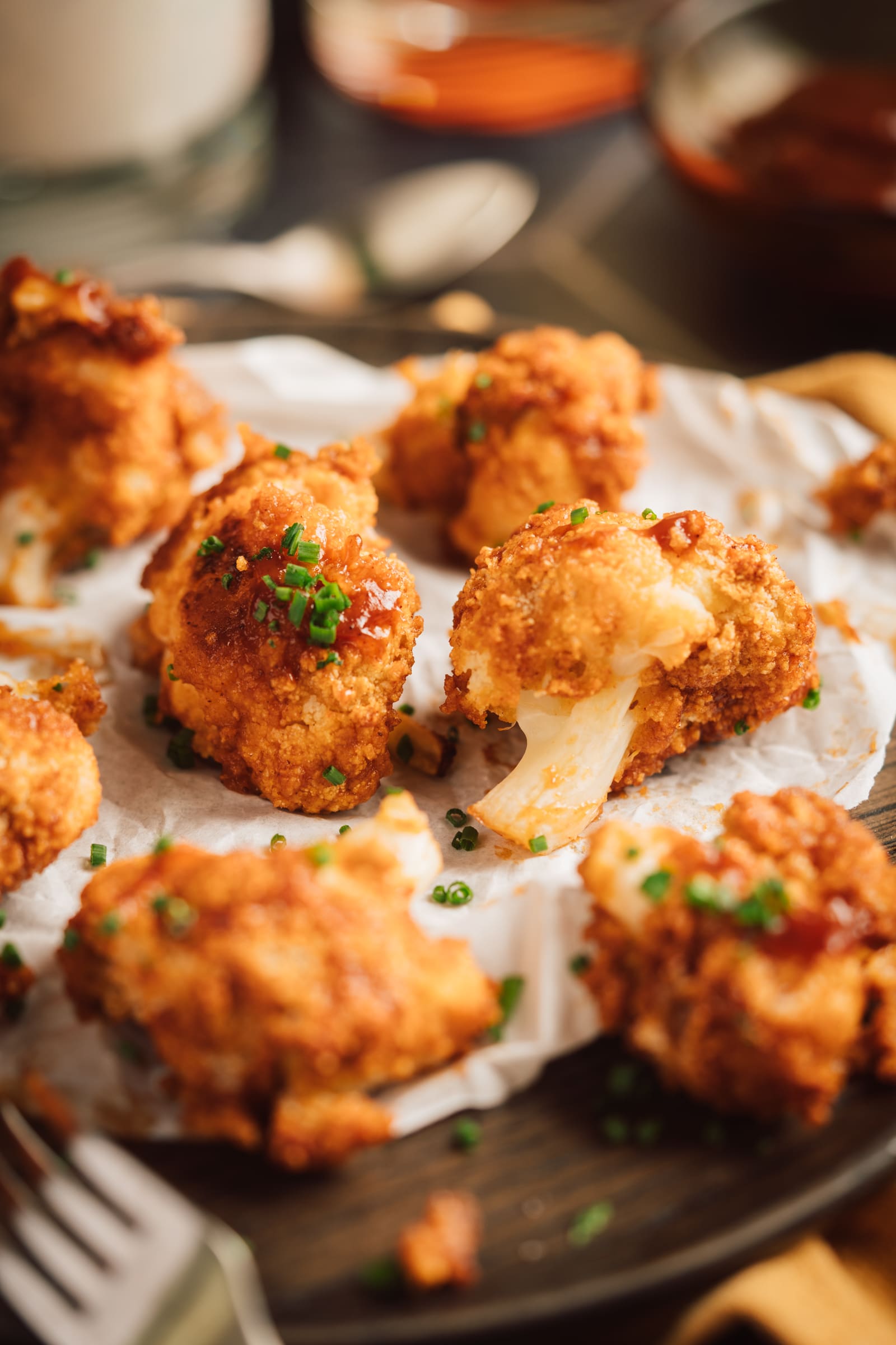 Knusprige Blumenkohl-Wings in BBQ-Sauce: Die vegane Alternative, perfekt für den Veganuary! Einfach zubereitet und unwiderstehlich lecker.