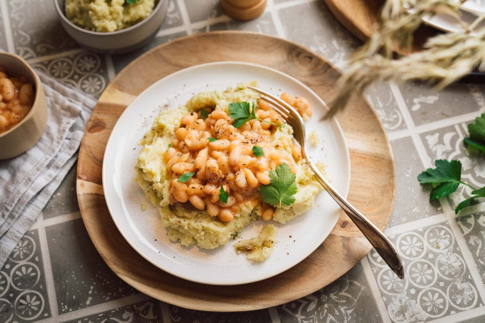 Oma Lores weiße Bohnen mit Kartoffelpüree. Ein einfaches, herzhaftes Gericht voller Kindheitserinnerungen. Perfekt für die ganze Familie!