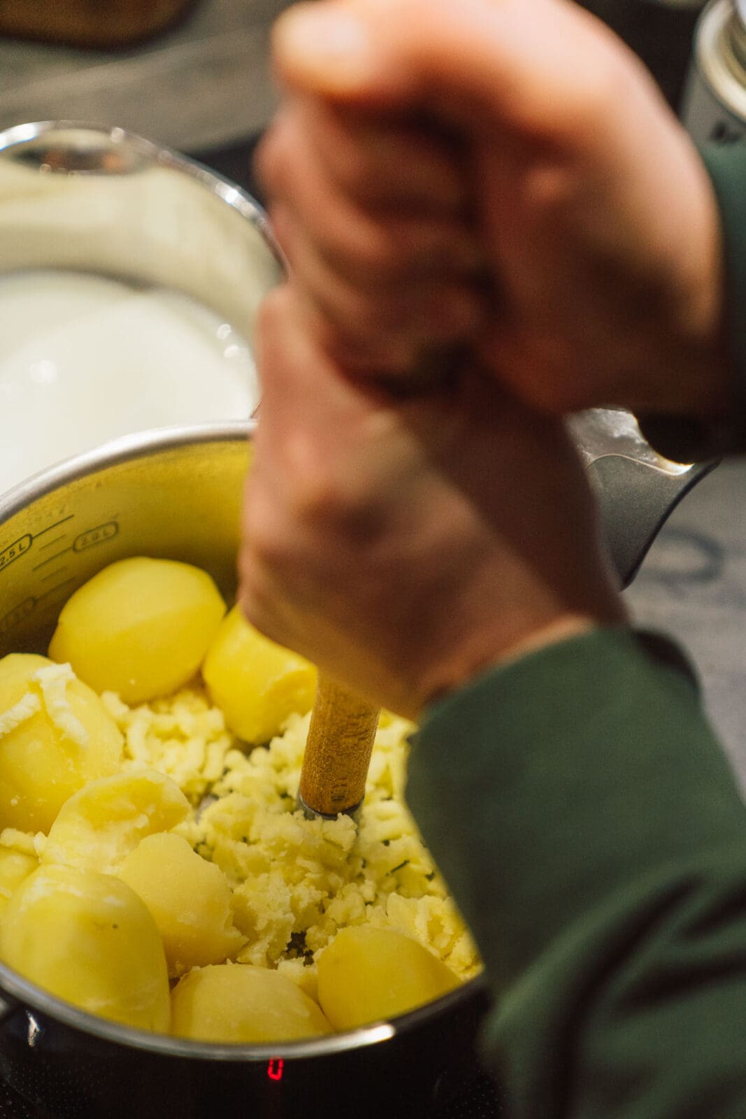 Oma Lores weiße Bohnen mit Kartoffelpüree. Ein einfaches, herzhaftes Gericht voller Kindheitserinnerungen. Perfekt für die ganze Familie!