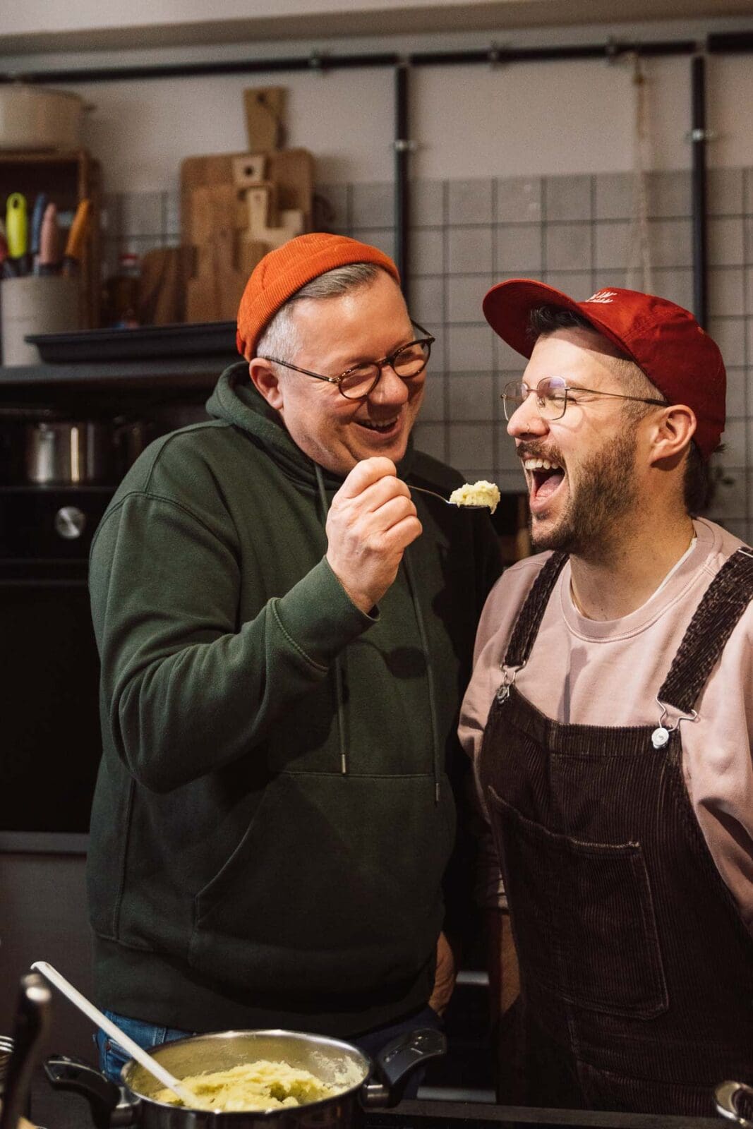 Oma Lores weiße Bohnen mit Kartoffelpüree. Ein einfaches, herzhaftes Gericht voller Kindheitserinnerungen. Perfekt für die ganze Familie!