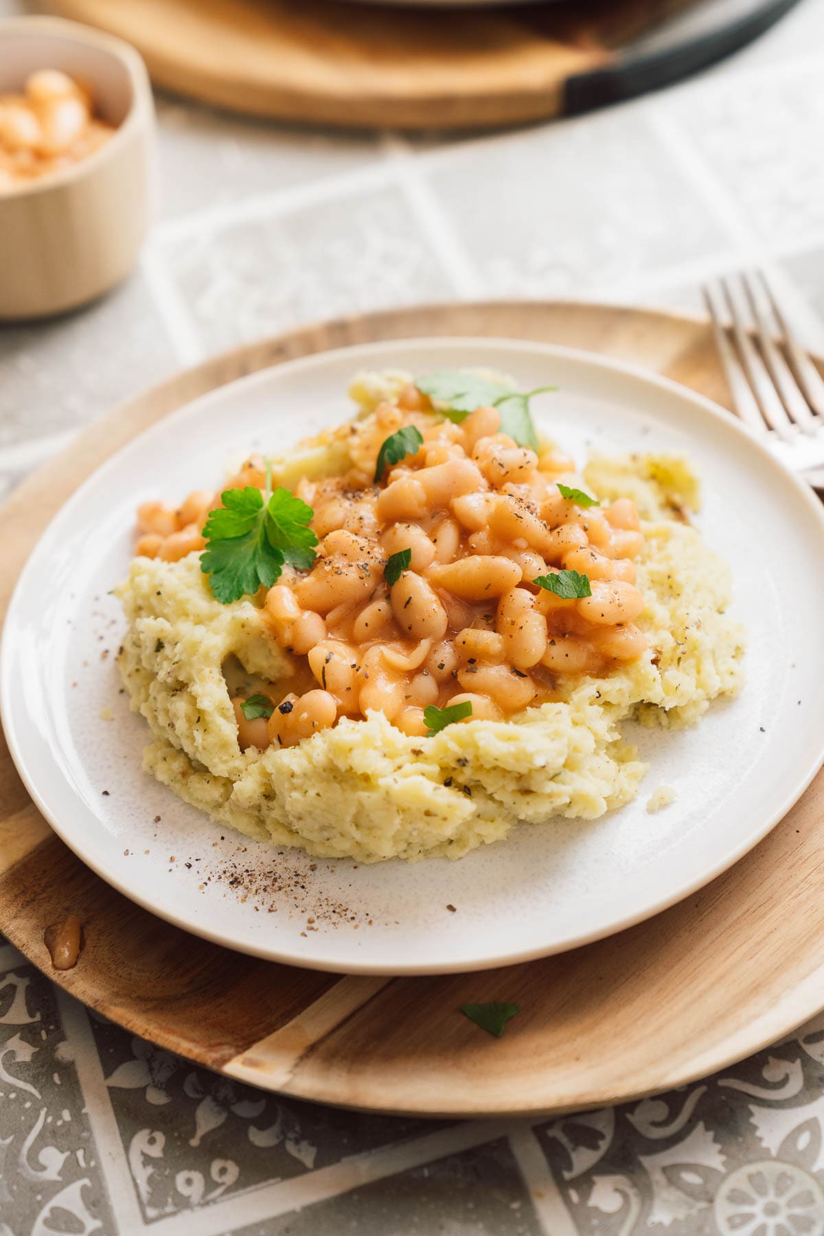 Oma Lores weiße Bohnen mit Kartoffelpüree. Ein einfaches, herzhaftes Gericht voller Kindheitserinnerungen. Perfekt für die ganze Familie!