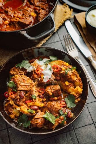 Smoky Chili con Carne mit zarter Rinderbrust, rauchigem Paprikapulver und Schokolade. Unser rauchiges Schmorgericht, nicht nur für kalte Tage!