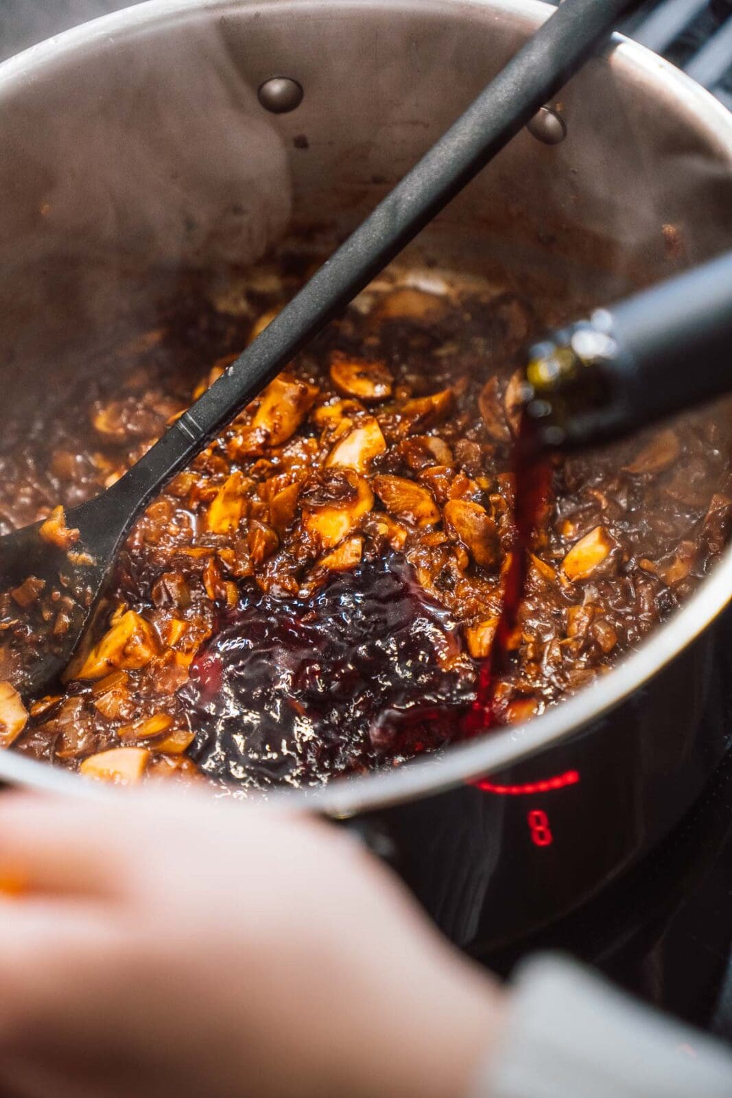 Entdecke die ultimative vegane Bratensauce: Dunkel, aromatisch und einfach zuzubereiten. Perfekt für Braten, Kartoffeln oder festliche Gerichte!