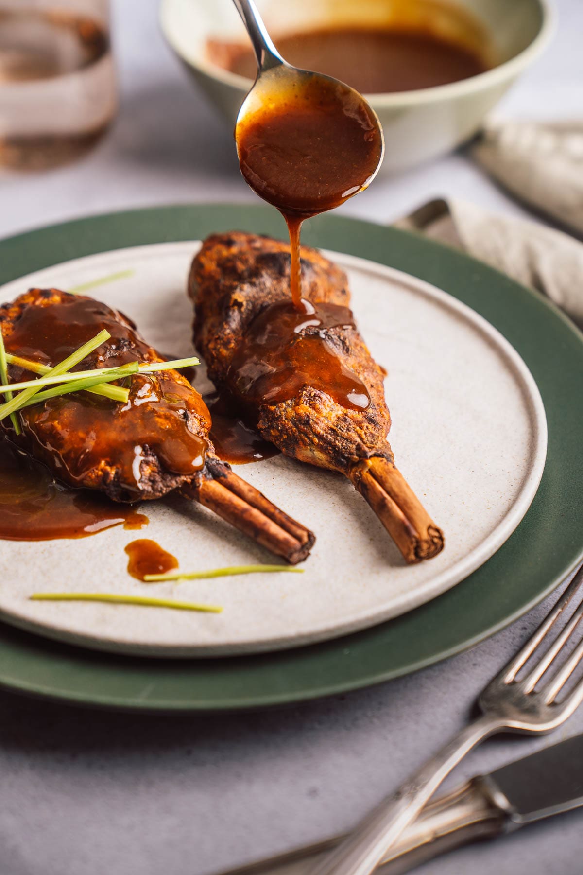 Entdecke die ultimative vegane Bratensauce: Dunkel, aromatisch und einfach zuzubereiten. Perfekt für Braten, Kartoffeln oder festliche Gerichte!