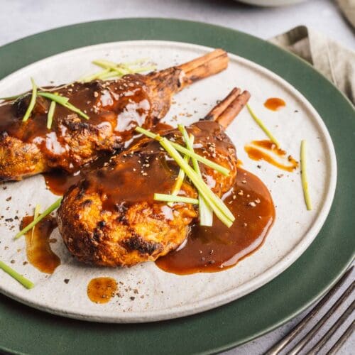 Knusprige Vegane Gänsekeule - eine perfekte Alternative ohne Fleisch 3 Entdecke die ultimative vegane Bratensauce: Dunkel, aromatisch und einfach zuzubereiten. Perfekt für Braten, Kartoffeln oder festliche Gerichte!