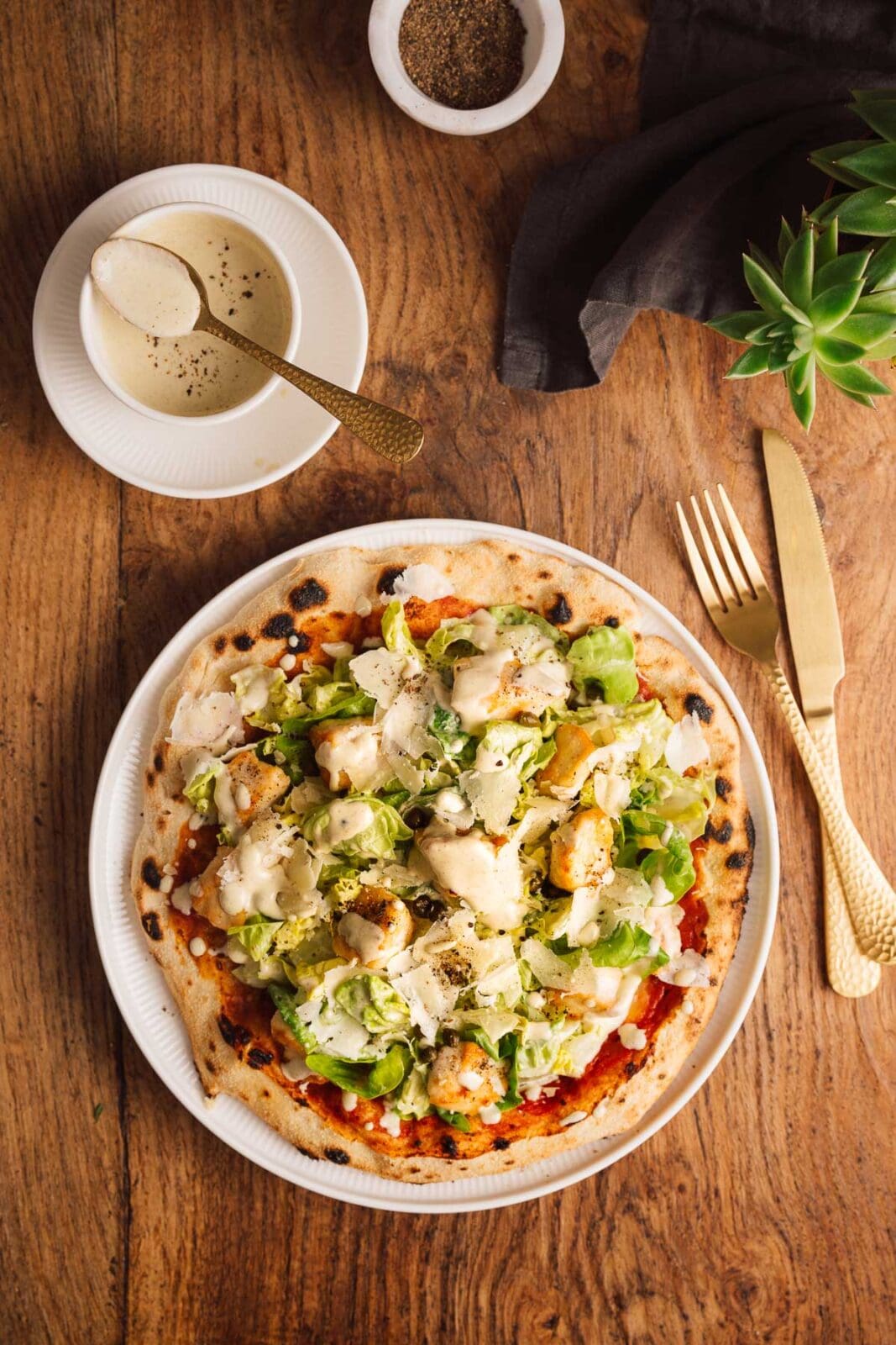 Caesar’s Pizza ist unsere kreative Neuinterpretation des Klassikers. Knuspriger Teig, würziges Dressing & frischer Salat – probiert unser Rezept aus!