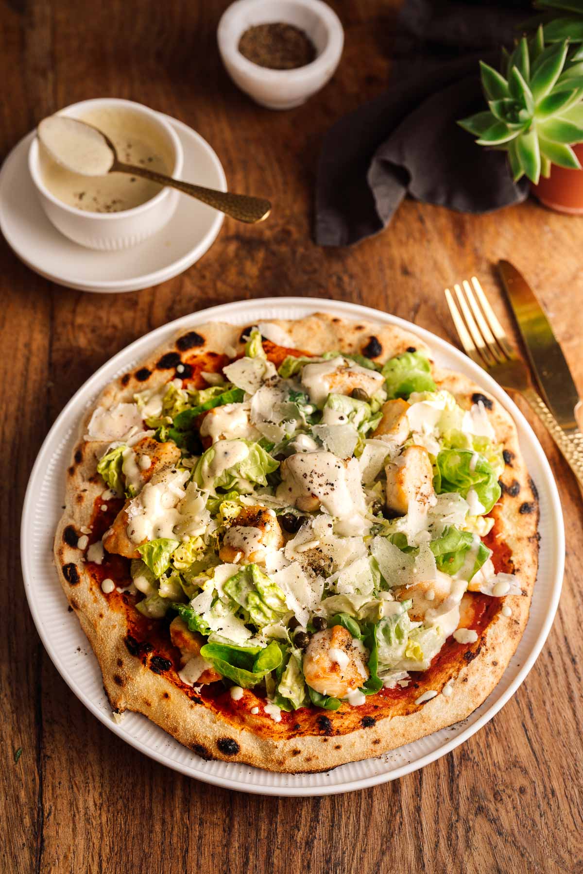 Caesar’s Pizza ist unsere kreative Neuinterpretation des Klassikers. Knuspriger Teig, würziges Dressing & frischer Salat – probiert unser Rezept aus!