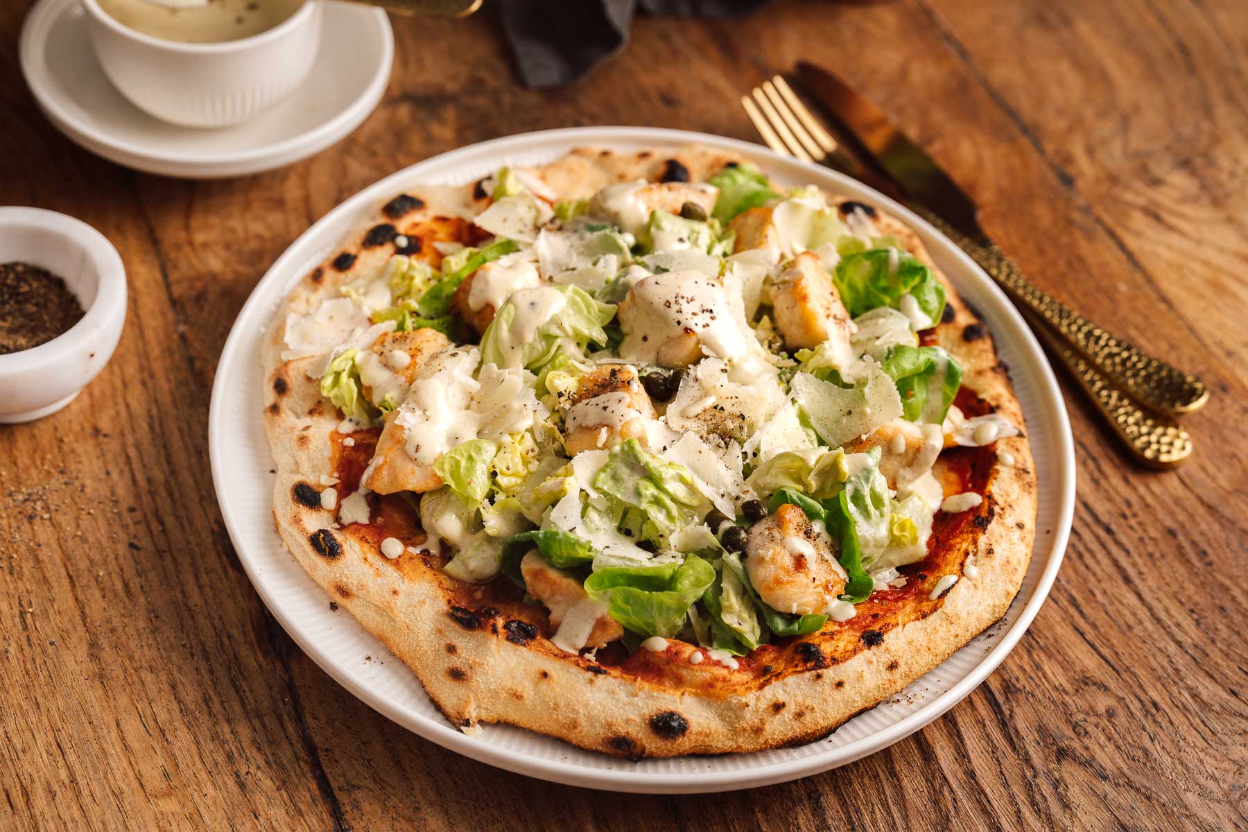 Caesar’s Pizza ist unsere kreative Neuinterpretation des Klassikers. Knuspriger Teig, würziges Dressing & frischer Salat – probiert unser Rezept aus!