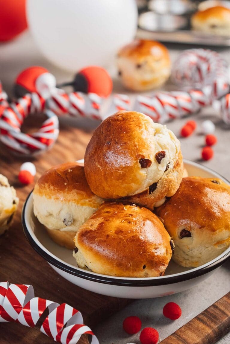 Fluffige Rosinenbrötchen sind perfekt fürs Frühstück oder als süßer Snack zwischendurch. Einfaches Rezept für weiche, goldbraune Brötchen!