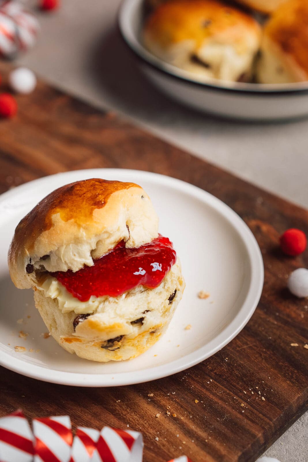 Fluffige Rosinenbrötchen sind perfekt fürs Frühstück oder als süßer Snack zwischendurch. Einfaches Rezept für weiche, goldbraune Brötchen!