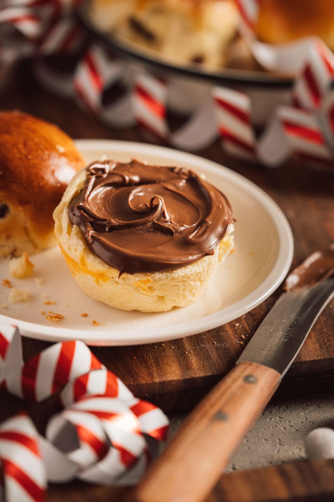 Fluffige Rosinenbrötchen sind perfekt fürs Frühstück oder als süßer Snack zwischendurch. Einfaches Rezept für weiche, goldbraune Brötchen!