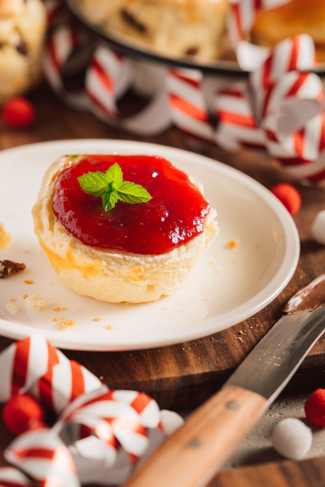 Fluffige Rosinenbrötchen sind perfekt fürs Frühstück oder als süßer Snack zwischendurch. Einfaches Rezept für weiche, goldbraune Brötchen!