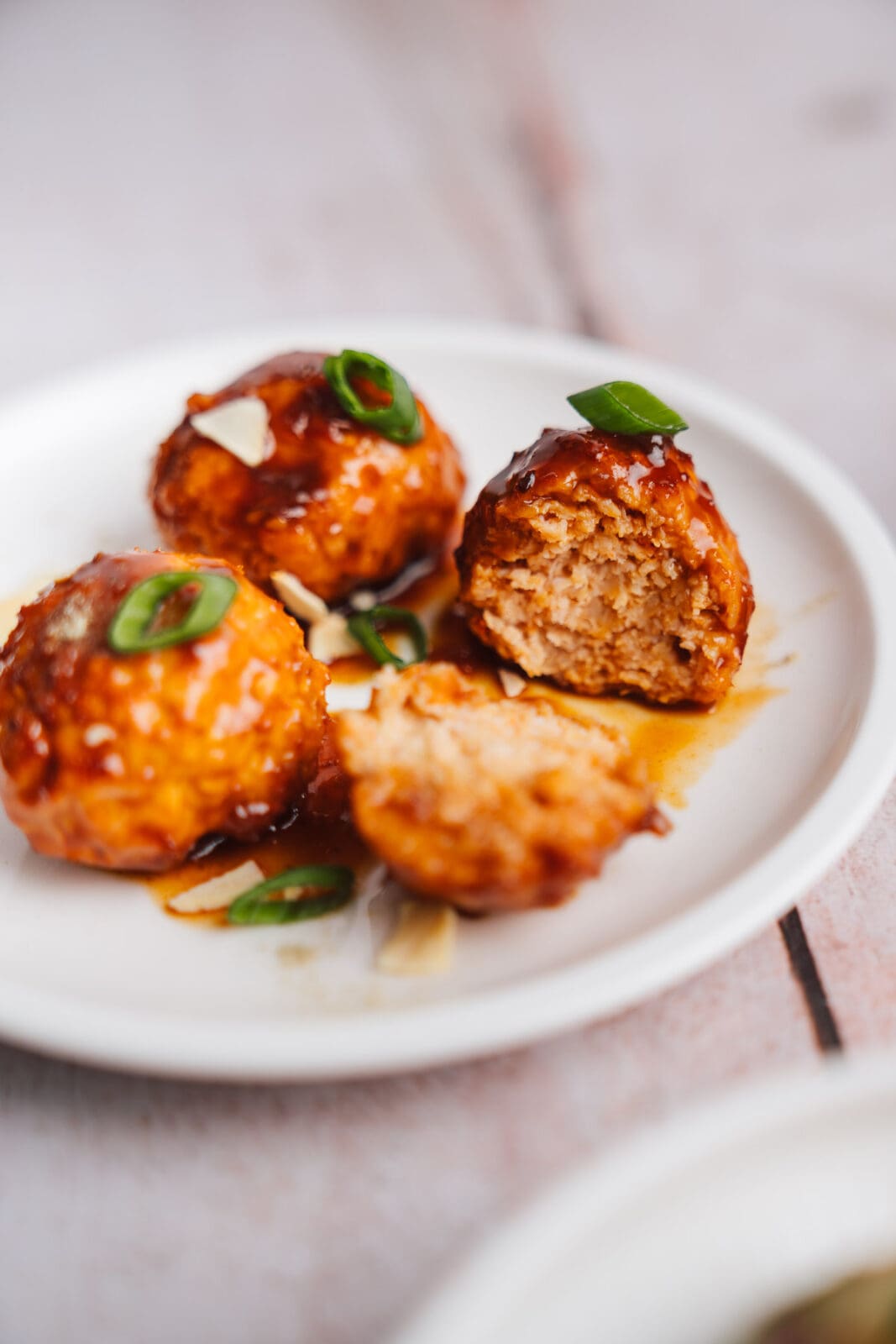 Saftige, fettarme Teriyaki-Hackbällchen aus der Heißluftfritteuse – einfach, lecker und gesund. Perfekt für jede Gelegenheit! Jetzt Rezept entdecken.