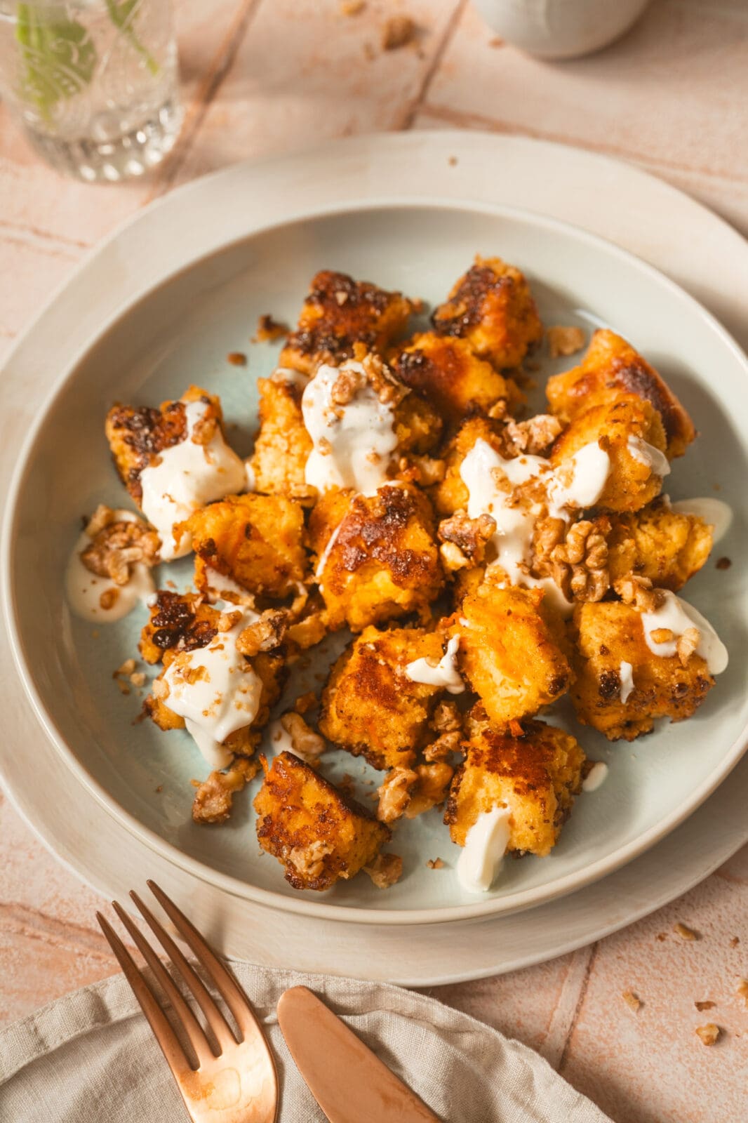 Warum nicht mal einen Carrot Cake Kaiserschmarrn auf dem Tisch? Die geraspelten Möhren machen ihn noch saftiger. Perfekt als Osterdessert.